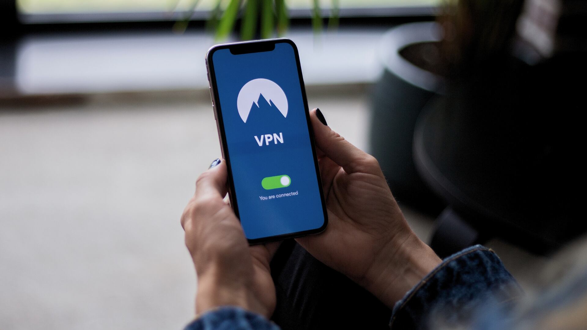 Una VPN mejora la privacidad en línea, protege sus datos y permite el acceso a sitios restringidos por ubicación.