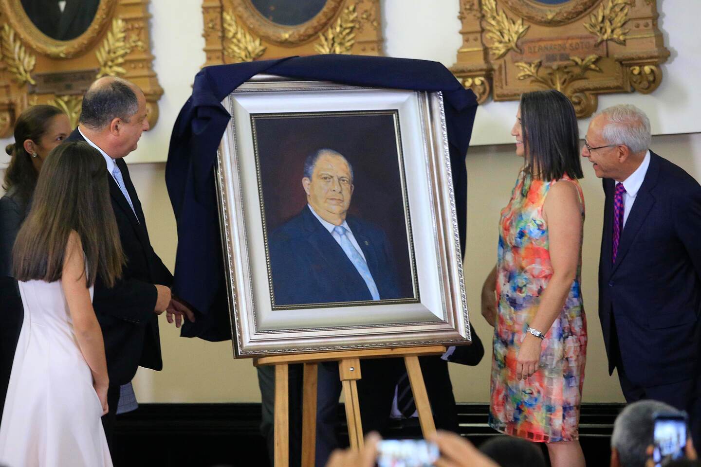 25/04/2019 Asamblea Legislativa. Luis Guillermo Solís develó su retrato, en un marco provisional, en el salón de Expresidentes. Solo lo acompañaron diputados del PAC pues las otras fracciones legislativas no acudieron, debido a los recientes cuestionamientos sobre el exmandatario por el hueco de ¢600.000 millones que su gobierno dejó en el presupuesto para pagar deuda pública en el 2018. Lo acompaño su esposa, Mercedes Peñas Domingo, y su ministro de Hacienda, Helio Fallas. Foto: Rafael Pacheco