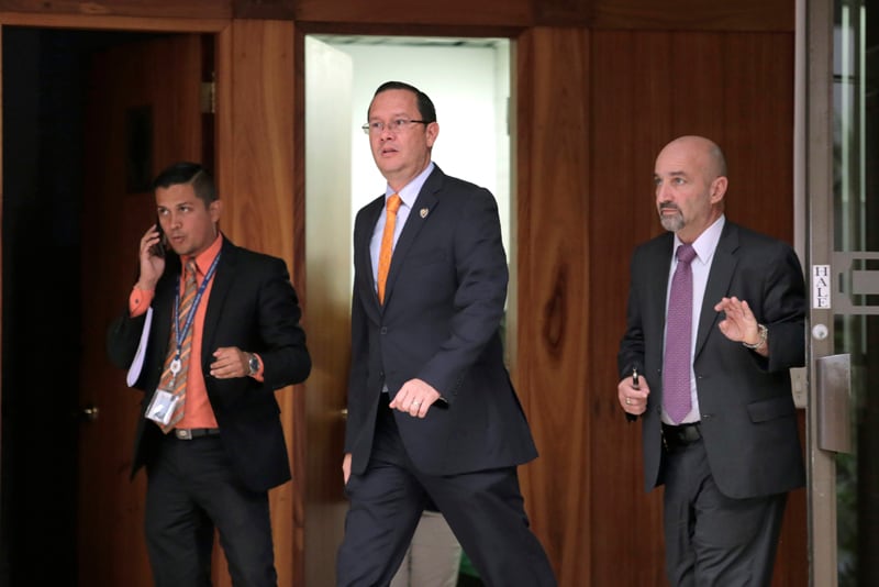 Gamboa fue ministro de Seguridad durante el gobierno de Luis Guillermo Solís; en la foto lo acompaña (a la derecha) el entonces director de la DIS, Mariano Figueres.