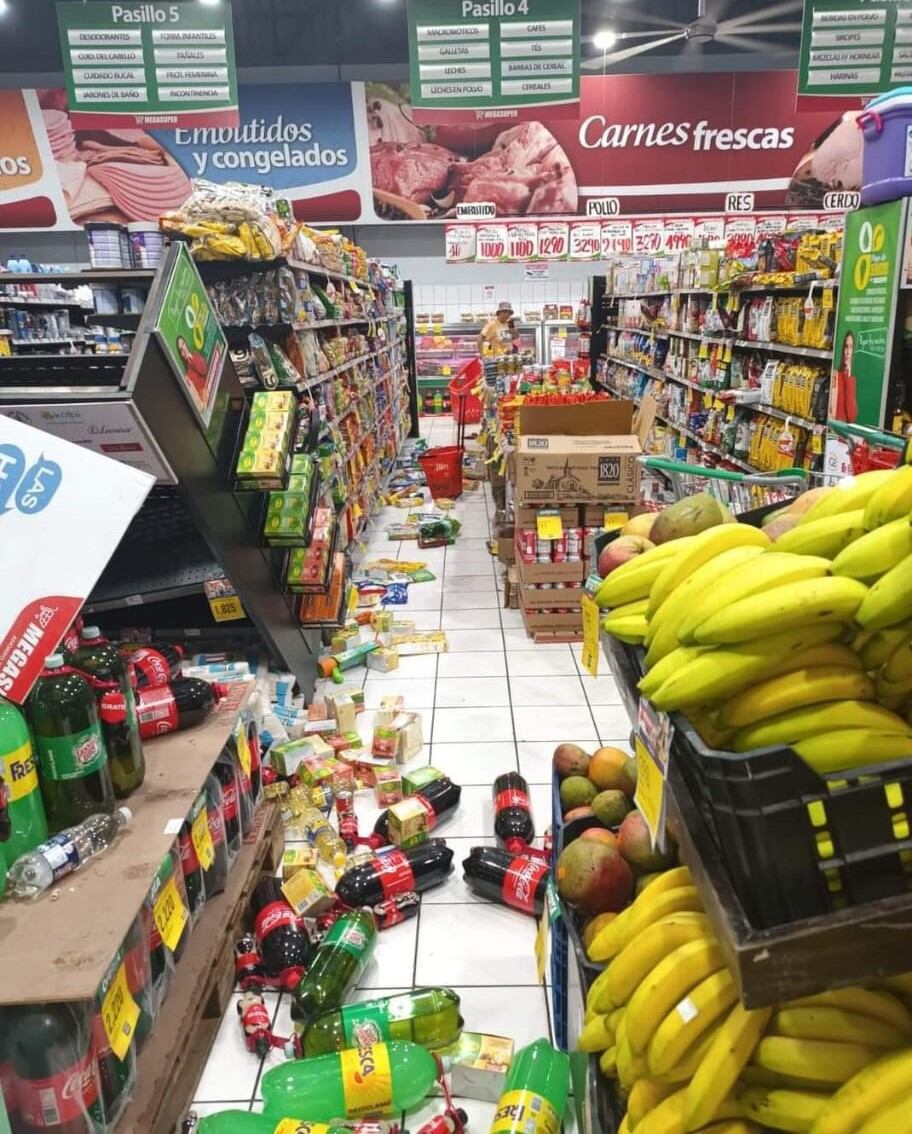 Asi se evidenció la fuerza del sismo en el Megasúper de Laurel. La RSN afirma que la magnitud fue superior a 5 y es parte de al menos diez temblores ocurridos desde la madrugada. Imagen: Cortesía Colosal Informa.