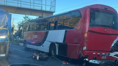 Colisión múltiple entre autobús, automóvil y dos motocicletas deja un fallecido en La Uruca
