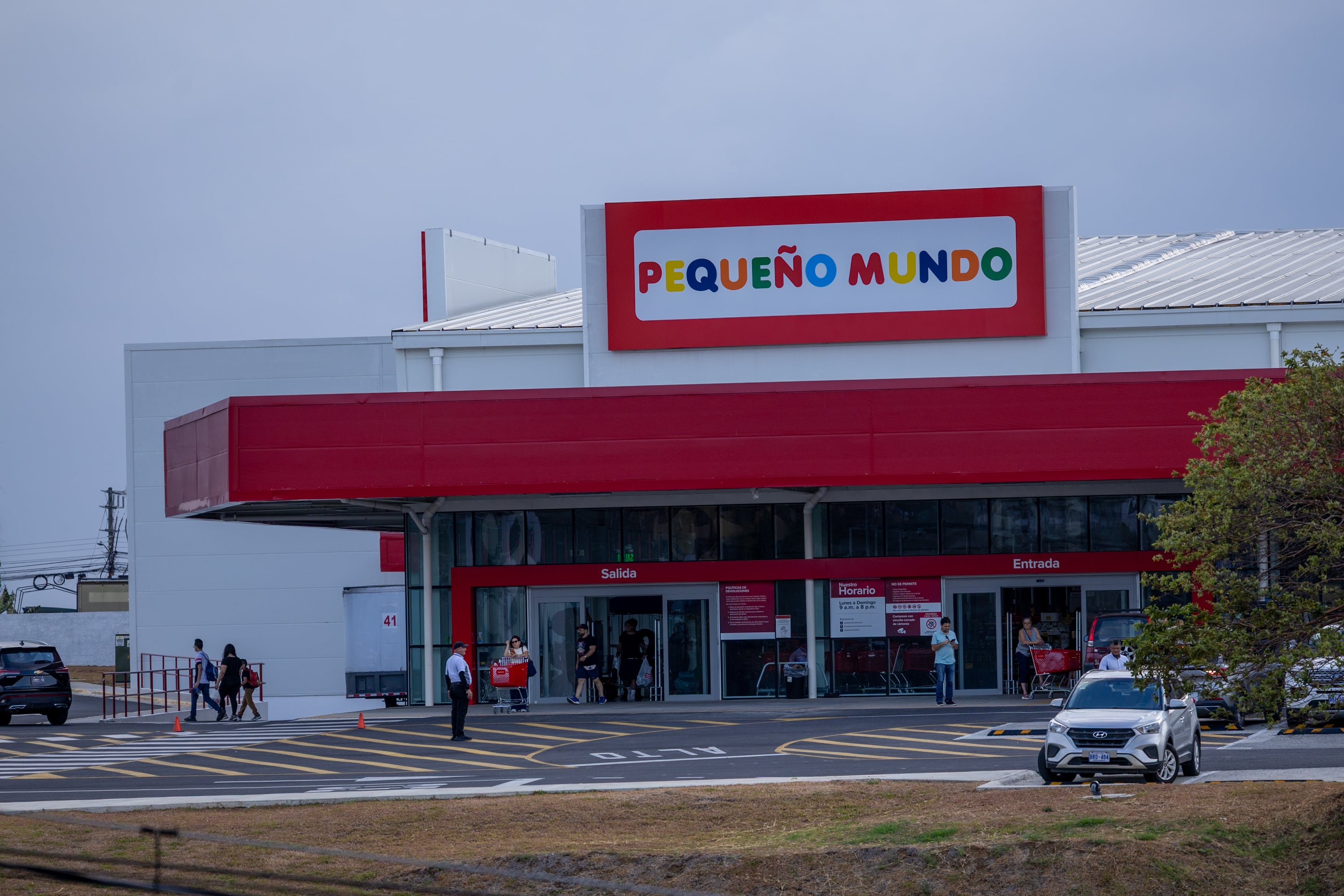 26/03/2026, San José, Tibas, fotografías de la fachada de Pequeño Mundo.