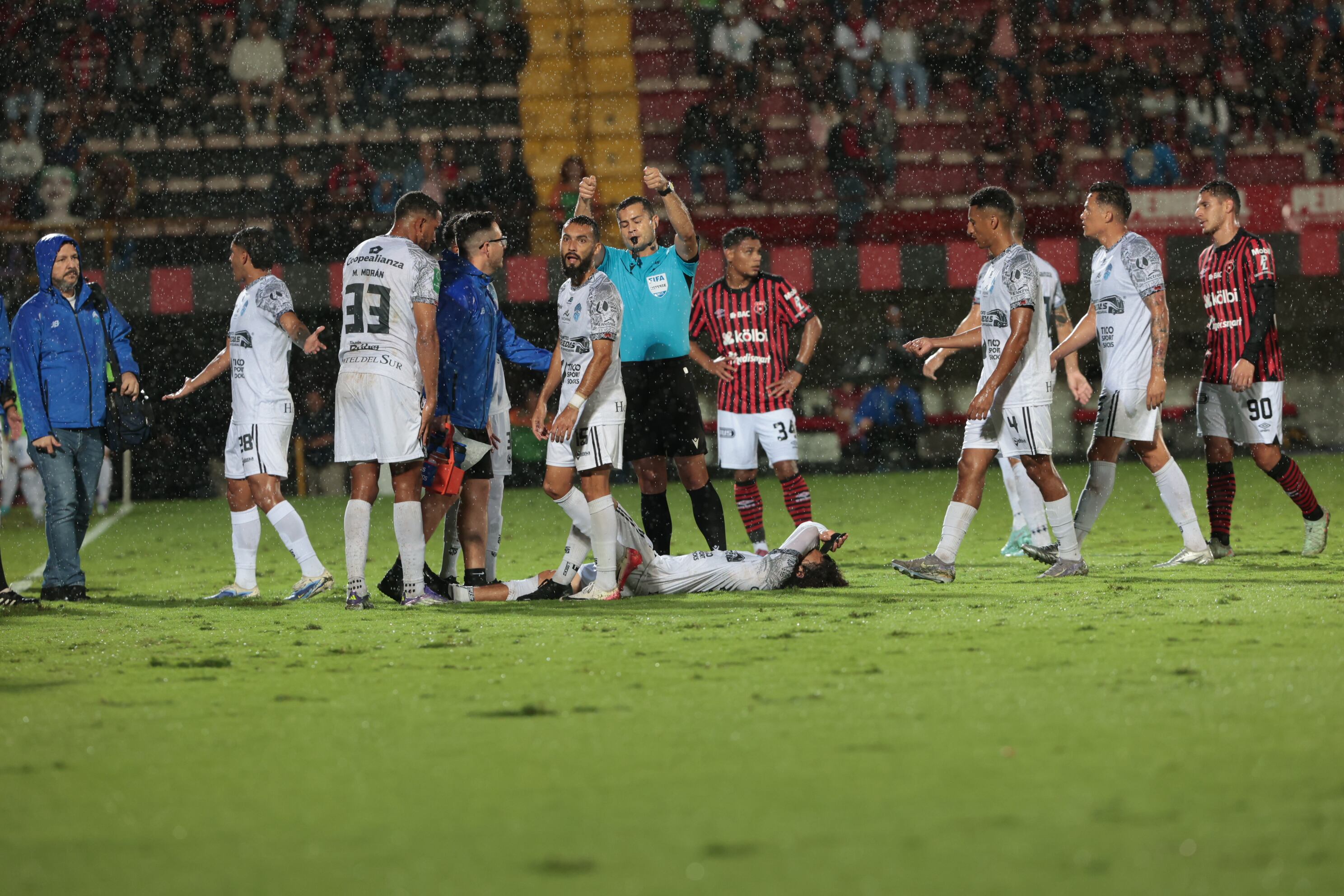 26/10/2025/ Juego entre Liga Deportiva Alajuelense vs Perez Zeledón por la jornada 14 del torneo apertura de la Liga Promerica en el estadio Alejandro Morera Soto / foto John Durán