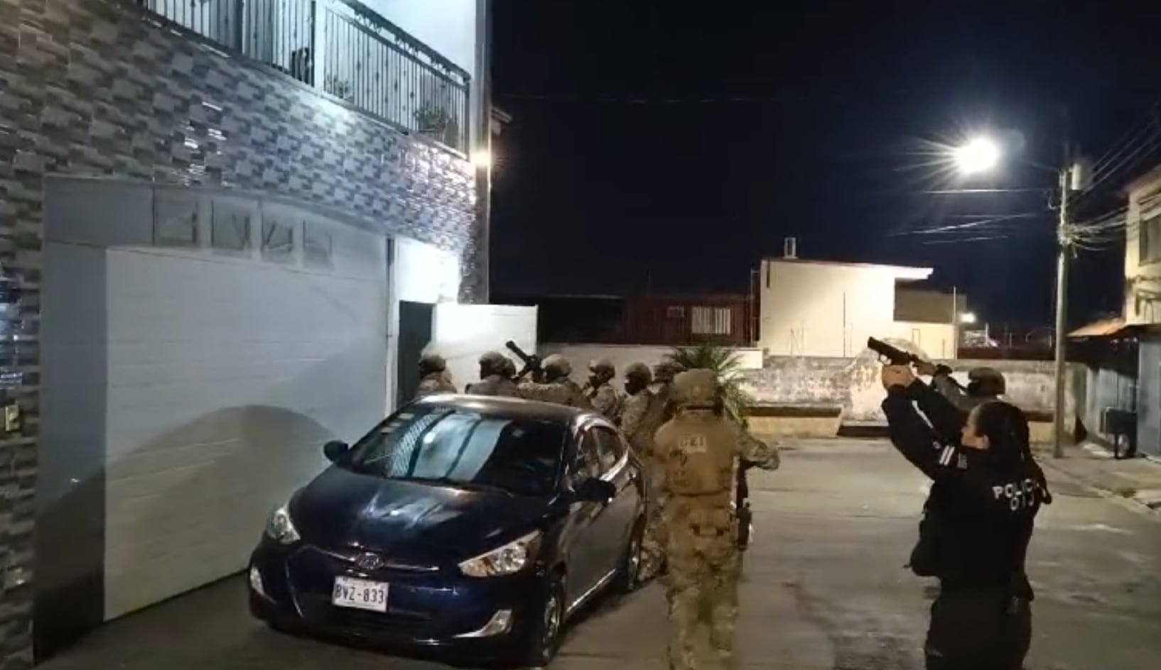 Agentes del OIJ durante uno de los allanamientos realizados en Heredia, donde capturaron a varios sospechosos del doble homicidio de los primos Barboza.