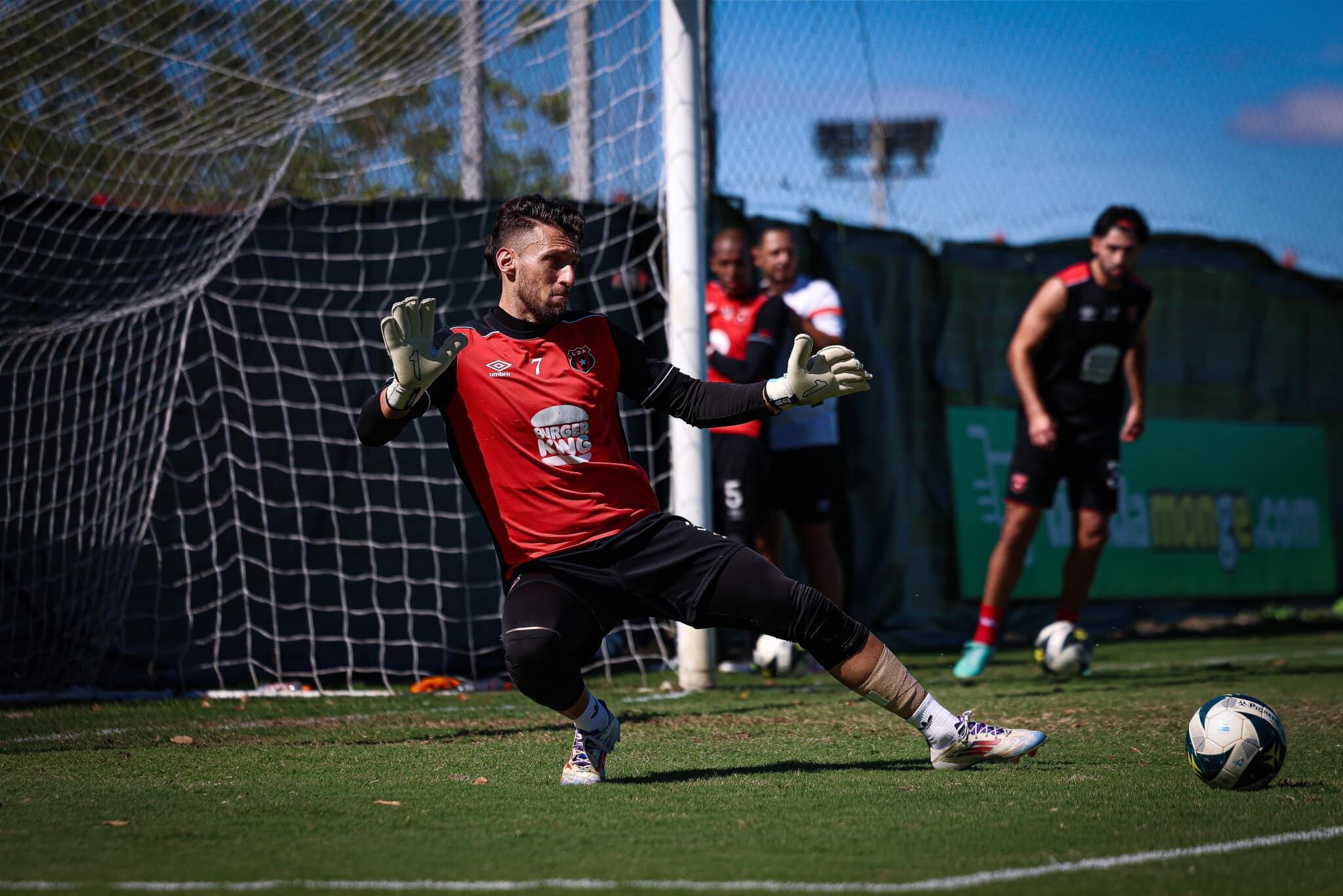 Washington Ortega ya tiene todo en regla para jugar con Liga Deportiva Alajuelense cuando Alexandre Guimaraes lo decida.