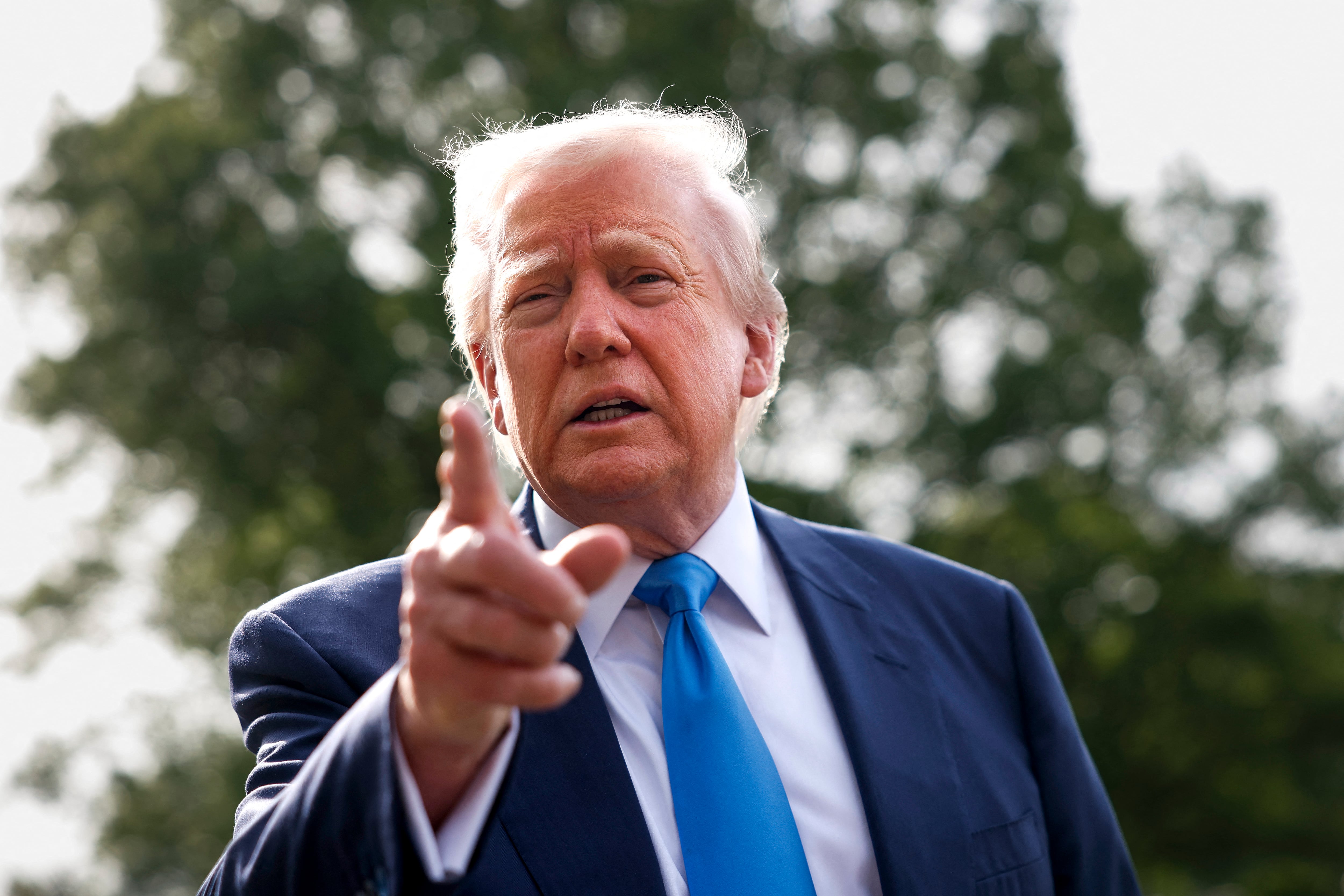 WASHINGTON, DC - APRIL 25: U.S. President Donald Trump and first lady Melania Trump depart the White House on April 25, 2025 in Washington, DC. President Trump and the first lady are traveling to Rome to attend the funeral of Pope Francis. Kevin Dietsch/Getty Images/AFP (Photo by Kevin Dietsch / GETTY IMAGES NORTH AMERICA / Getty Images via AFP)