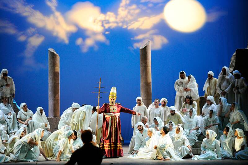 Monumental. en Nabucco participan más de 130 músicos, y decenas de ellos coinciden en el escenario en escenas de gran amplitud dramática. John Durán.