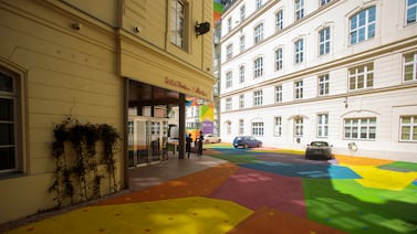 Pintar el suelo para enfriar la ciudad: la sorprendente solución contra el calor extremo