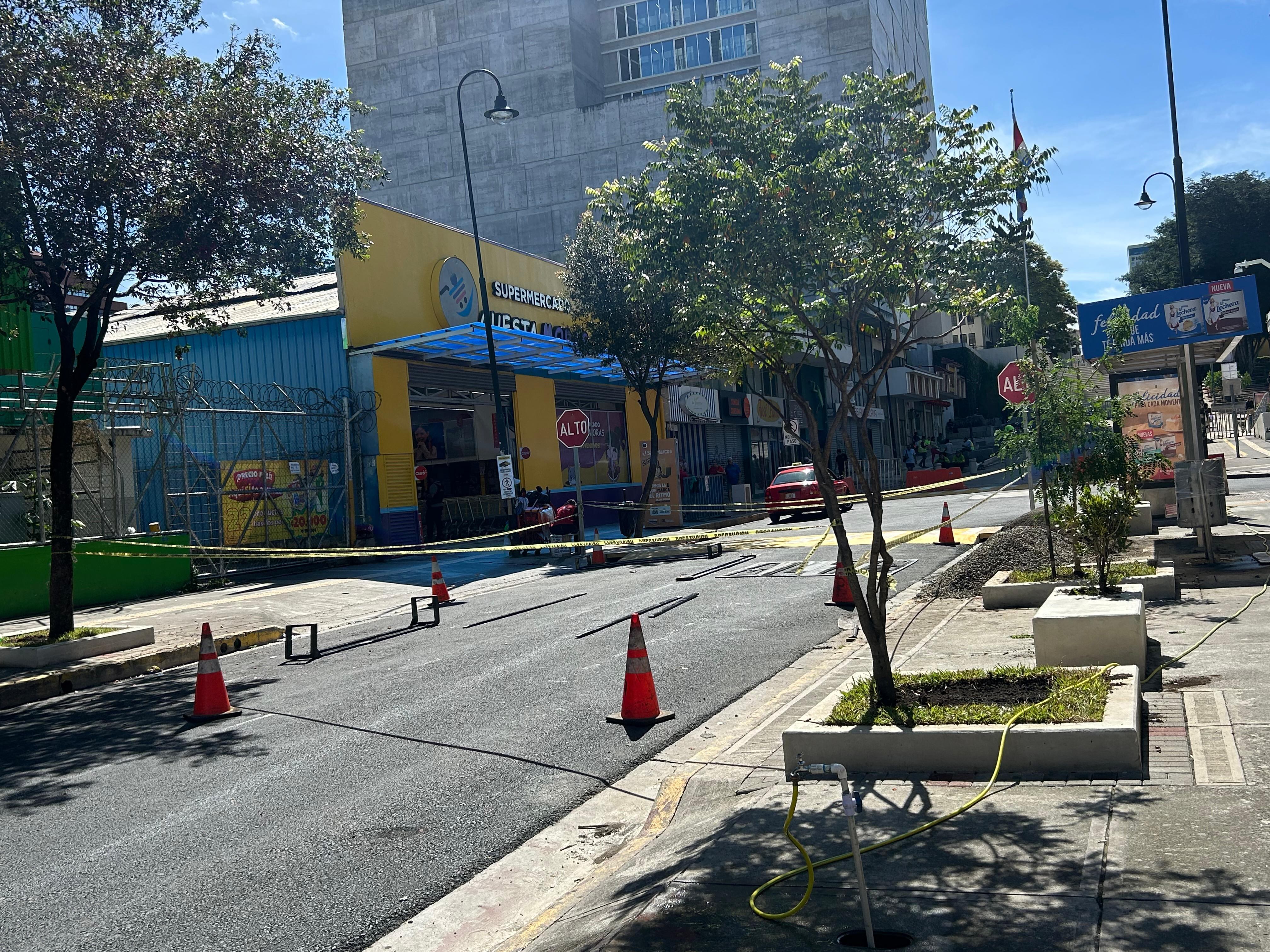 El 12 de agosto trabajadores señalizaban calle en obras de ampliación de la avenida central.