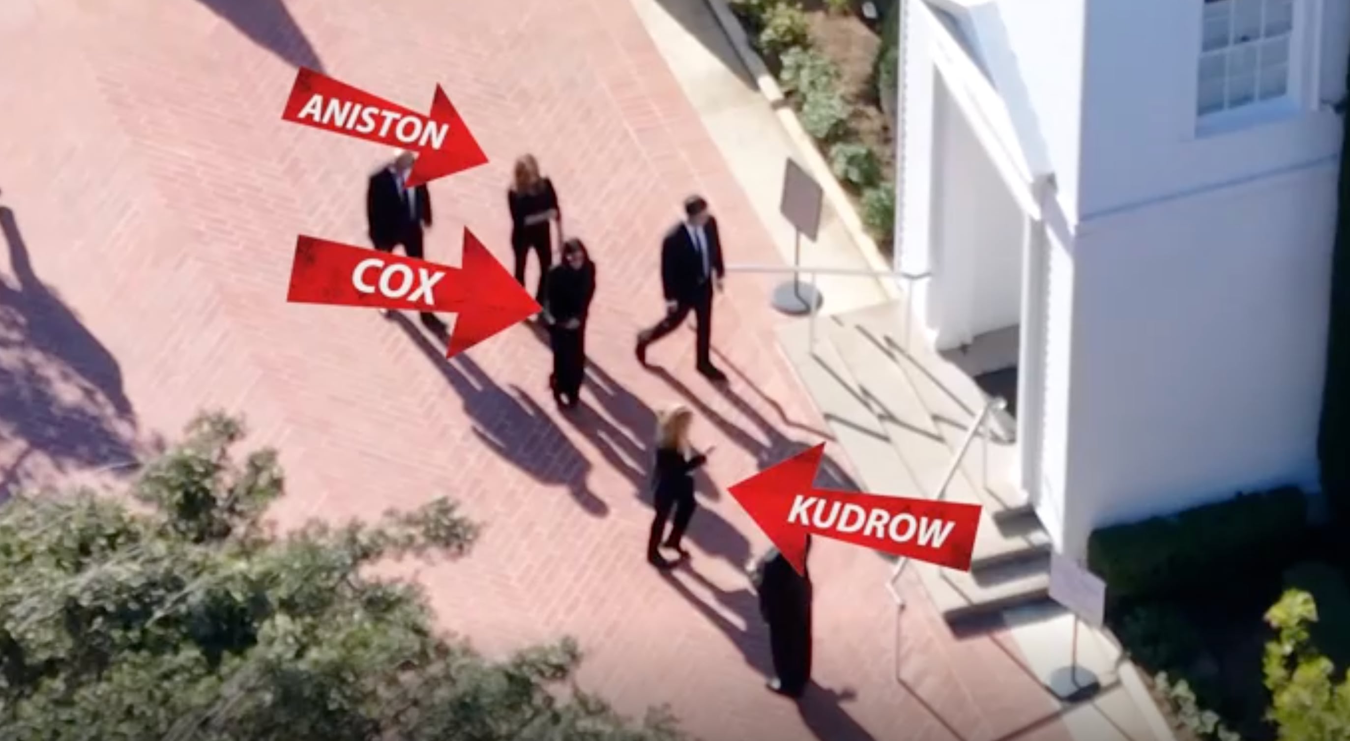 Imagen divulgada por el portal de noticias de entretenimiento TMZ donde aparecen señaladas las compañeras de reparto de Matthew Perry al acudir a su funeral. Ellas son Jennifer Aniston, Courtney Coz y Lisa Kudrow. Fotografía: Cortesía TMZ.