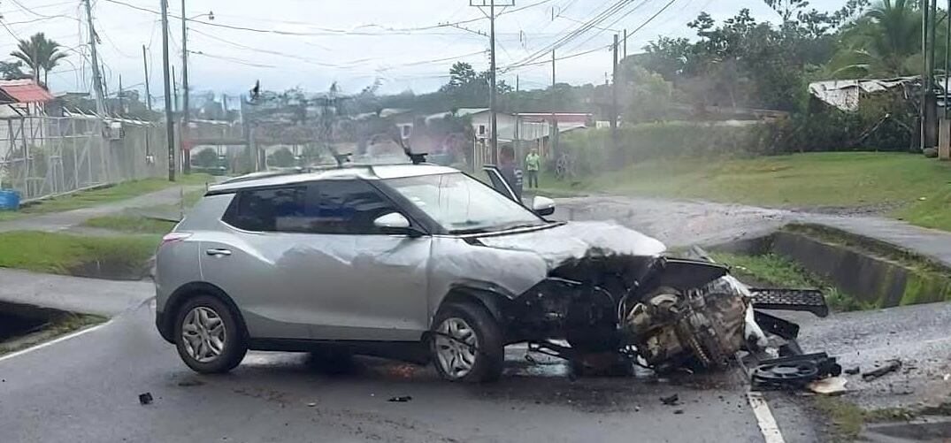 El vehículo chocó contra una alcantarilla en la ruta 10, frente al plantel de Recope en Siquirres; y ello interrumpió el paso mientras automotor era retirado. Fotografía: