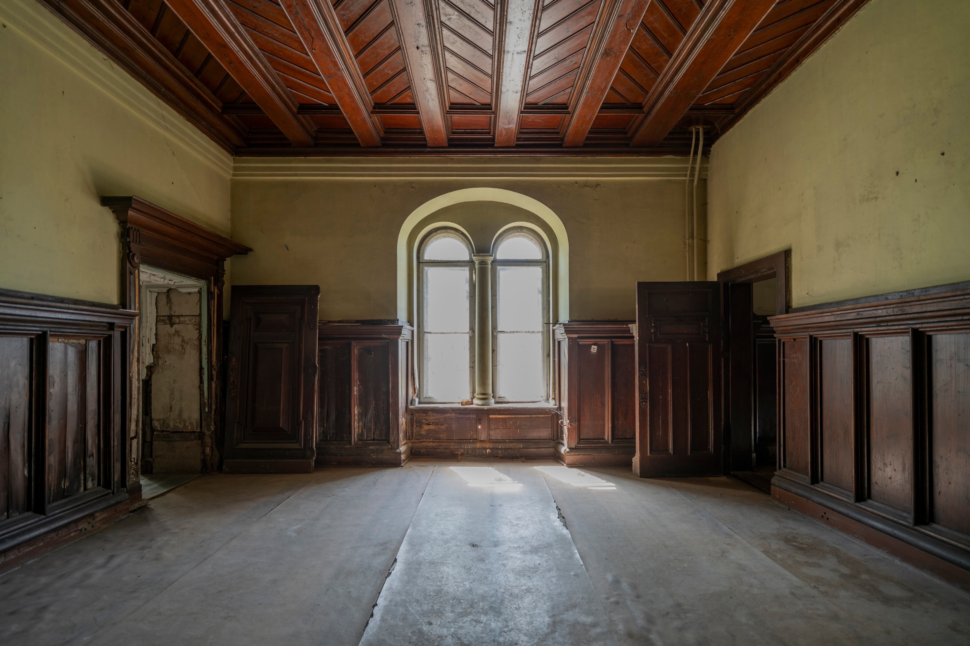Interior vacío de una casa antigua