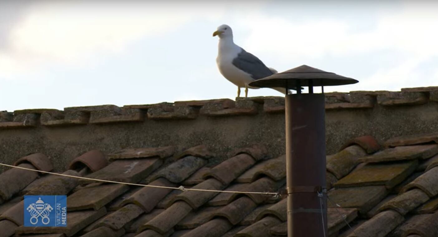 Los feligreses tienen la mirada fija en la pequeña chimenea de cobre que emitirá en forma de humo el resultado de los escrutinios del cónclave.