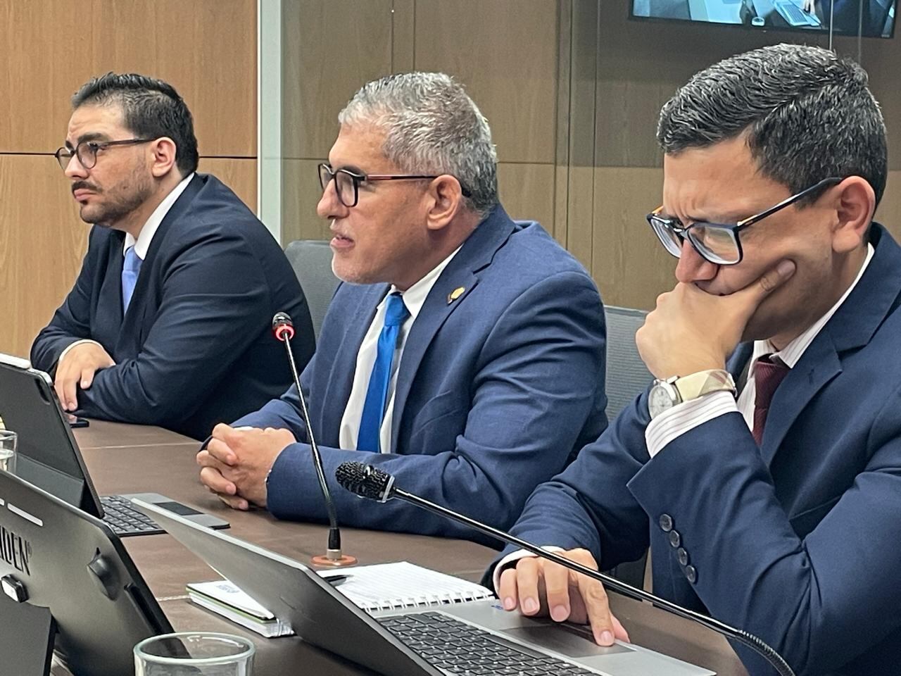 El jerarca del MOPT acudió a la Comisión de Infraestrctura con el viceministro Efraím Zeledón y el director jurídico, Marco Alfaro. Foto: Rafael Pacheco