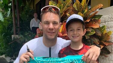 Niño tico cumple su sueño de conocer al portero del Bayern Múnich, Manuel Neuer