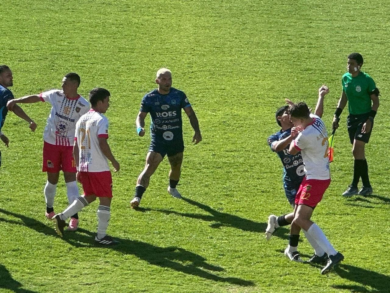 Linafa, Pelea al final juego Águilas vs. Rosario
Rosario ganó 1-2 en el estadio Edgardo Baltodano de Liberia. Pelea se dio al final del partido de la final del Torneo Apertura 2024.
11 de noviembre del 2024
Fotografías: Desde la Banca, medio digital