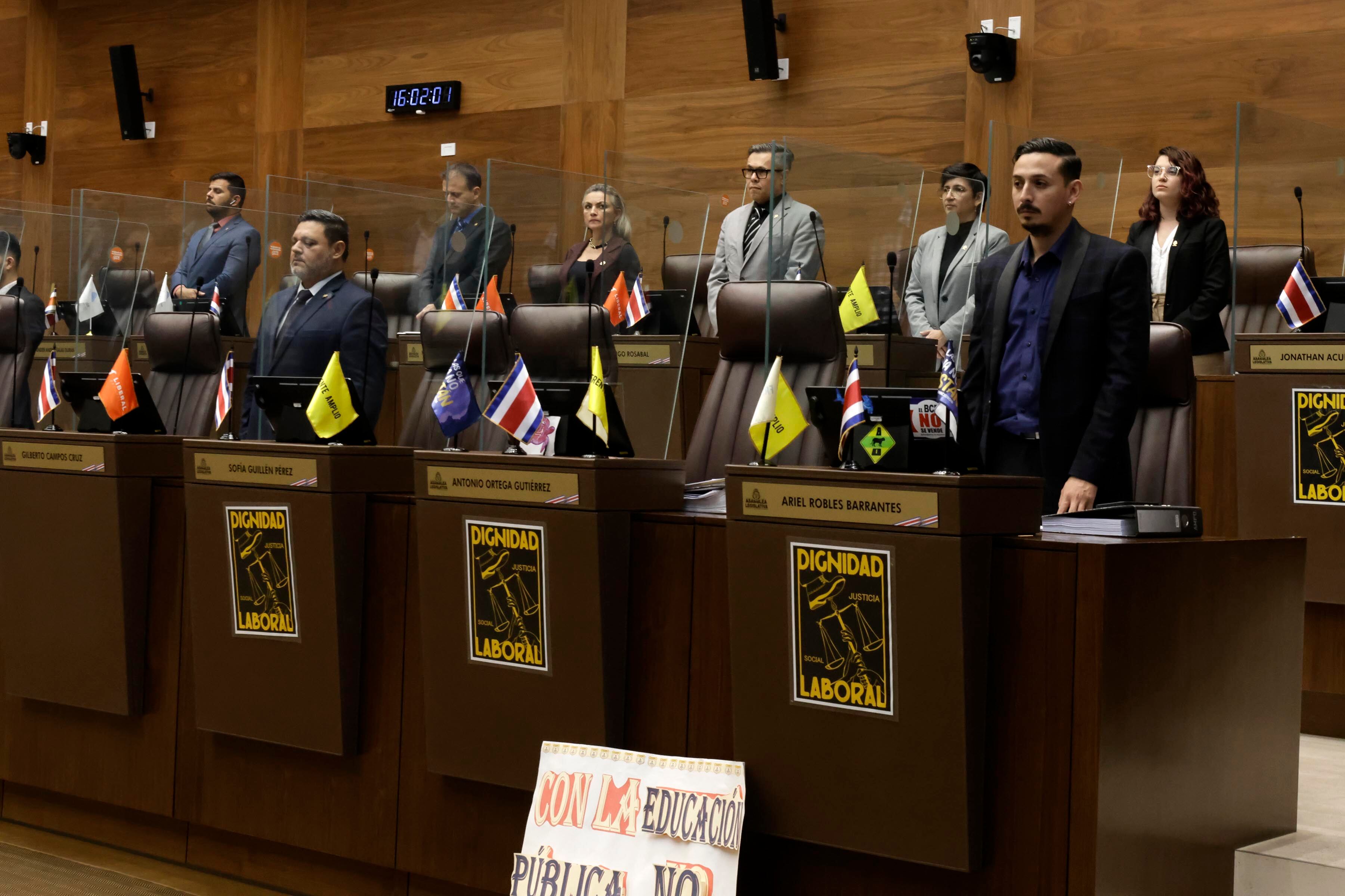 05/10/2023. Asamblea Legislativa. Dipiutados de la Asamblea Legislativa hacen un minuto de silencio por la muerte la noche anterior del agente del OIJ, Jeyner Gómez. Fotos: Mayela López