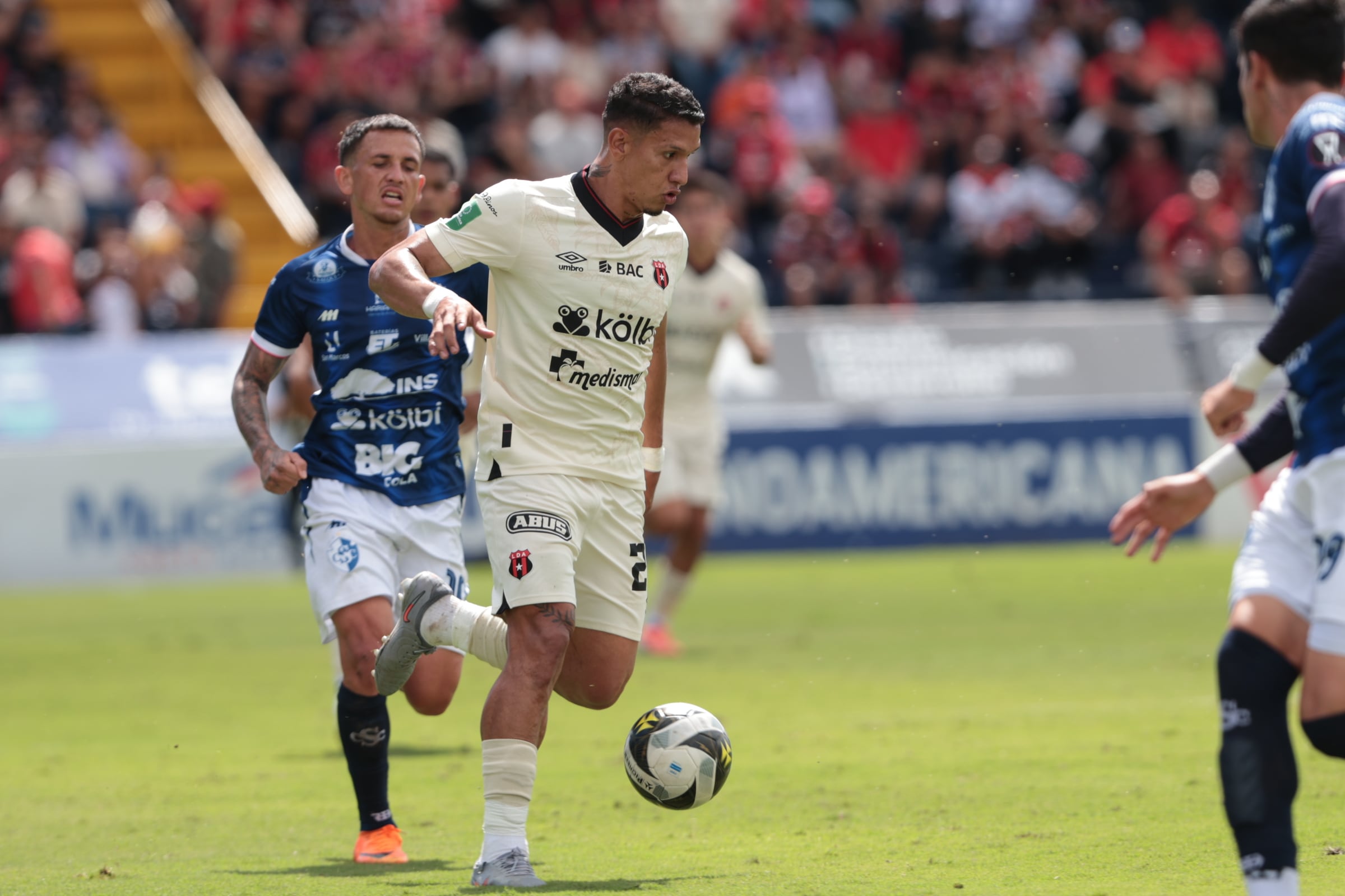 30/11/2025/ Juego entre Club Sport Cartagines vs Liga Deportiva Alajuelense por la fecha 17 del torneo apertura de l Liga Promerica en el estadio Fello Meza / foto John Durán