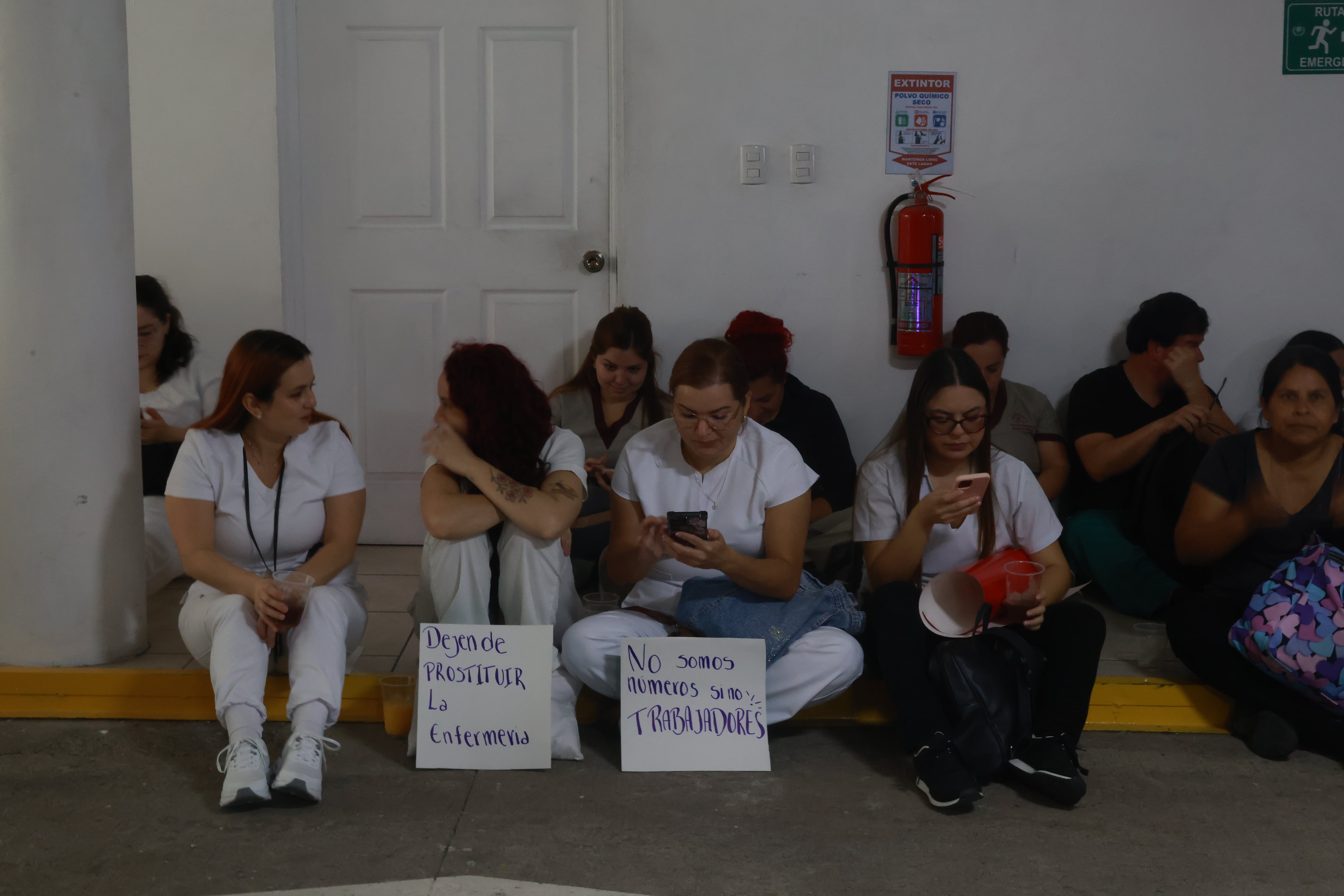 Personal de salud se manifiesta con carteles en las oficinas del Sindicato Nacional de Enfermería y Afines (Sinae Afines), en San José.