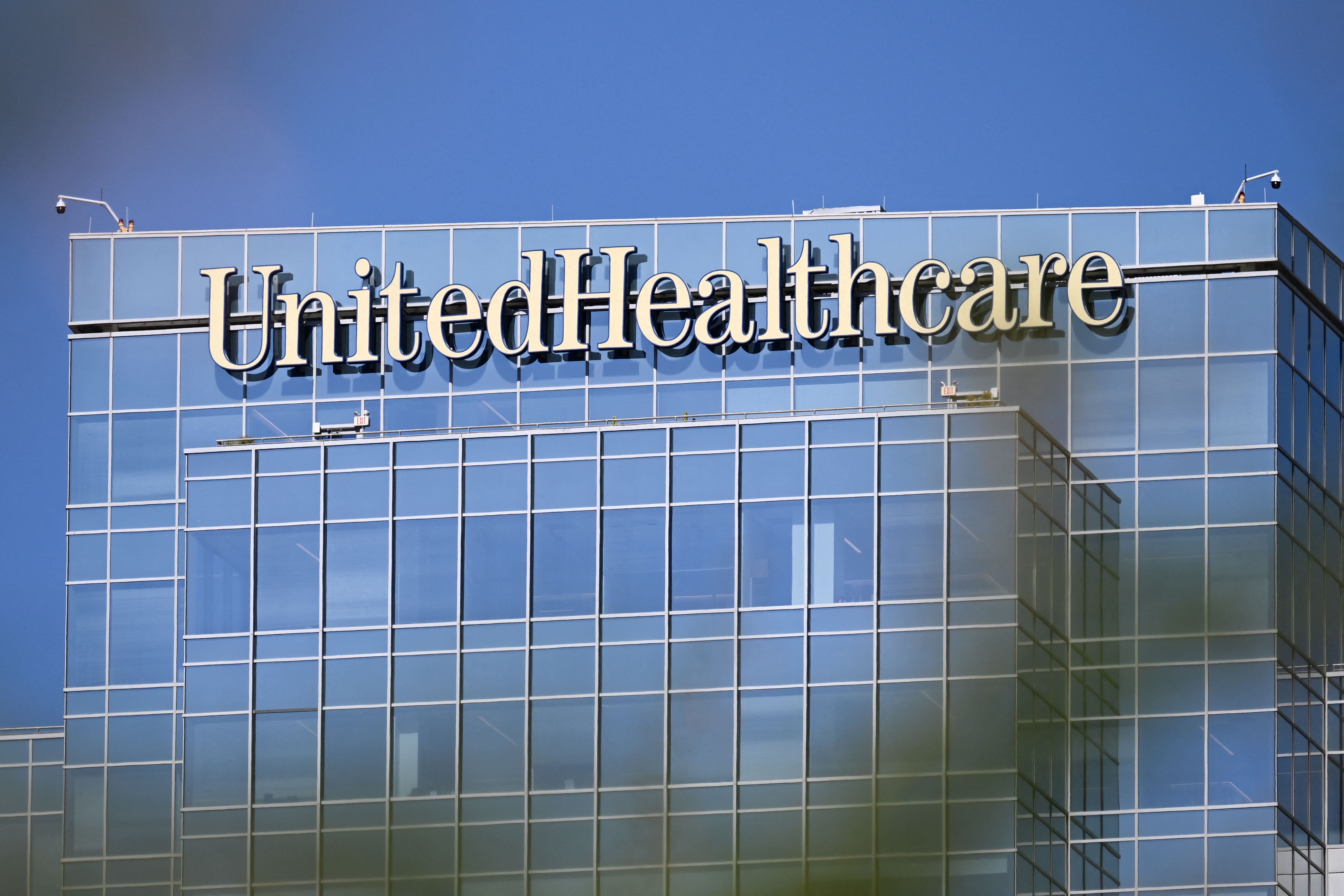 Edificio de UnitedHealth Group, con su logotipo destacado, bajo un cielo despejado. La empresa ha perdido valor en el mercado tras el asesinato de su director ejecutivo.