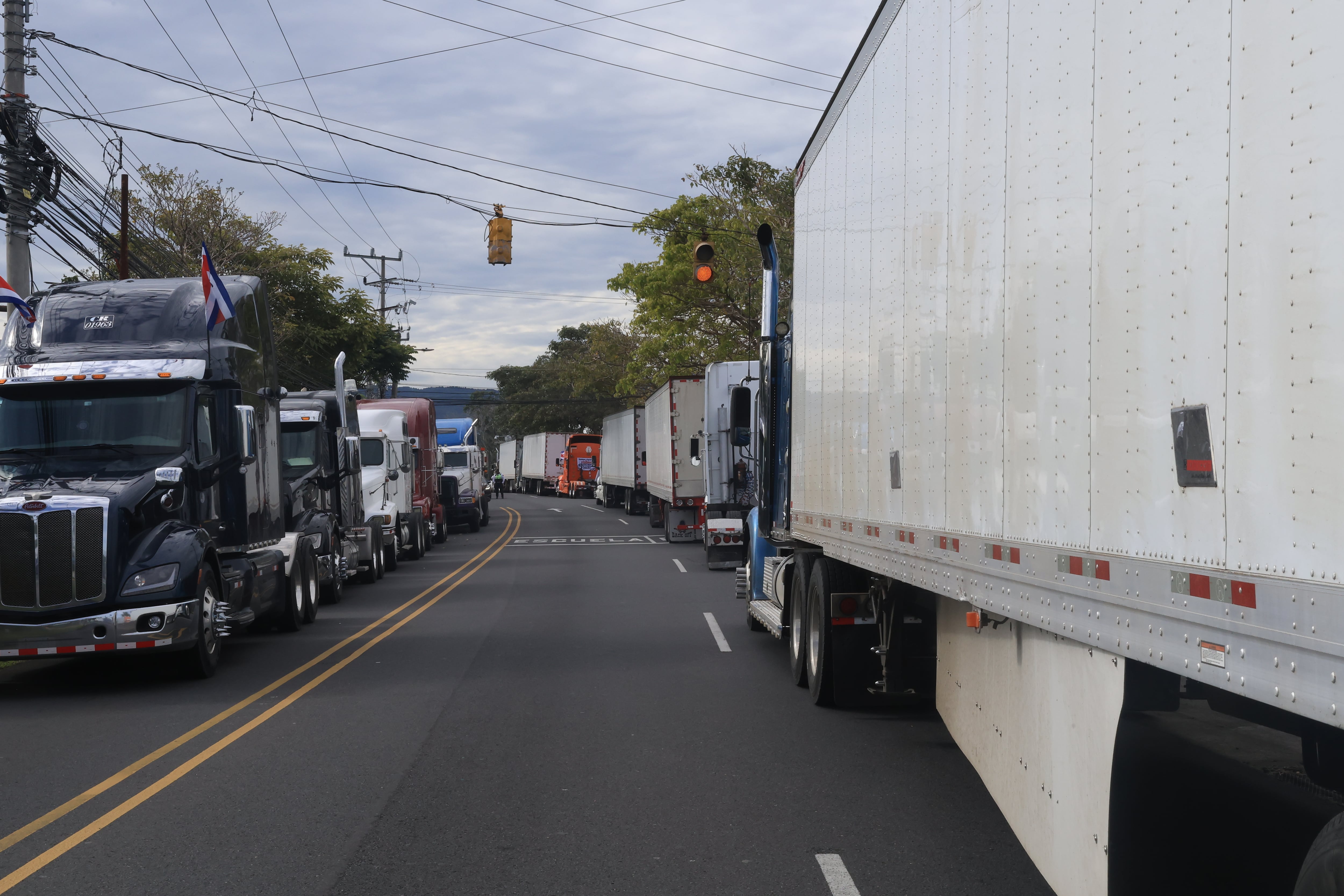 Protesta de transportistas genera cierres viales en los alrededores de Casa Presidencial
