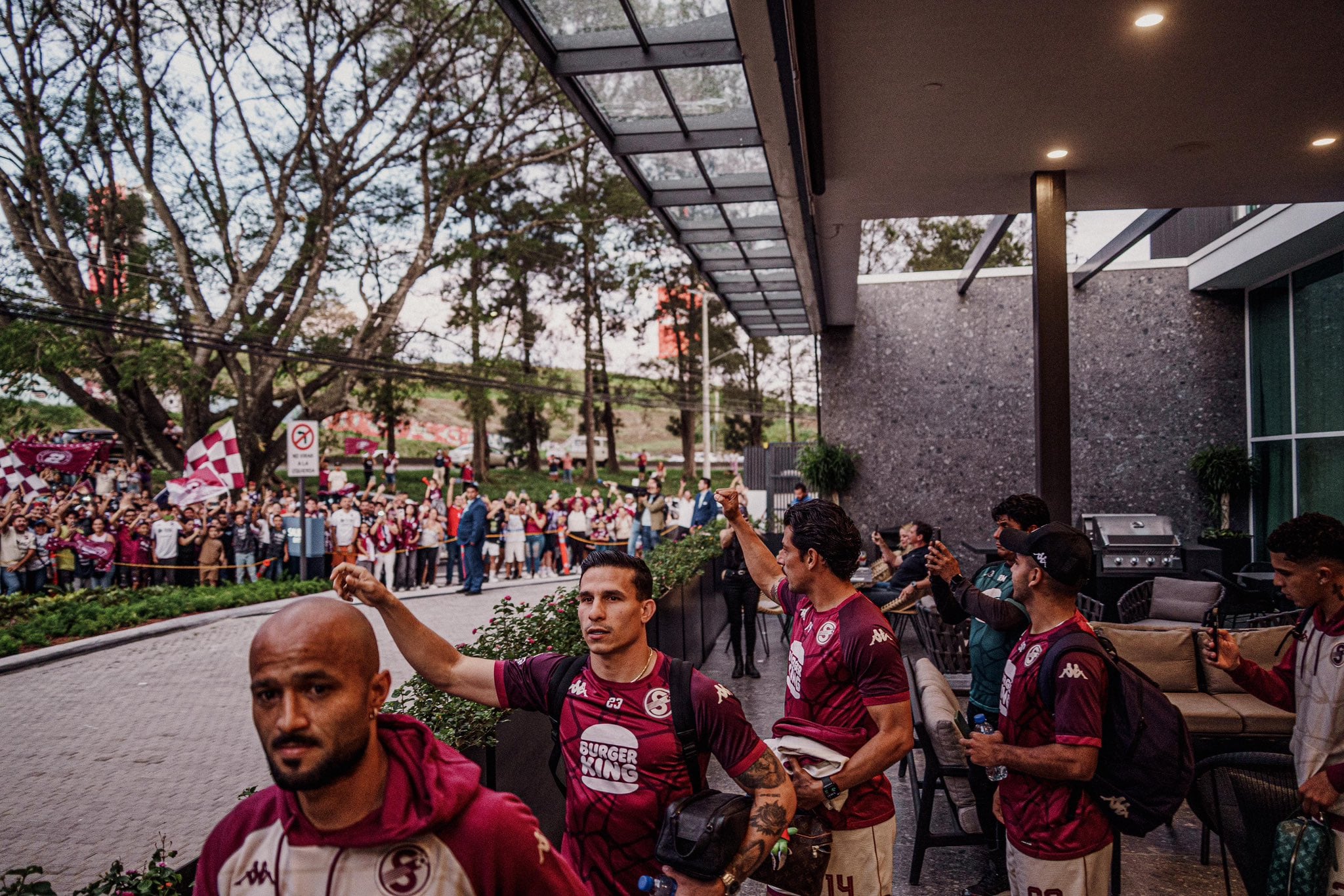 Una cantidad importante de aficionados morados llegó al hotel de concentración de Saprissa.