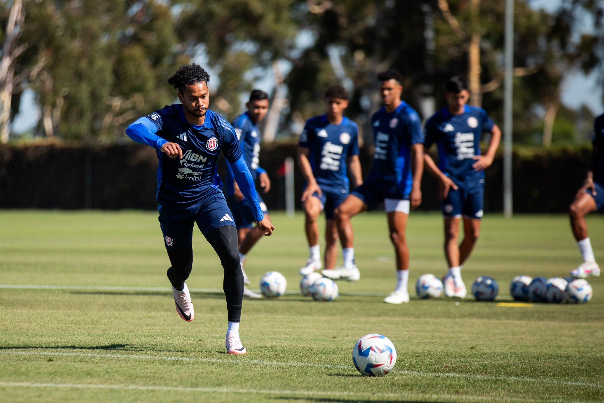 La Selección de Costa Rica tiene la ilusión de hacer las cosas bien en la Copa América. Ariel Lassiter ensaya puntería y precisión.