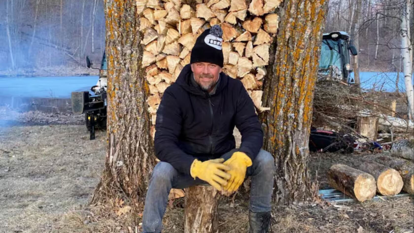 El actor Josh Duhamel vive con su familia en una cabaña aislada donde aprende habilidades de supervivencia lejos de la ciudad.