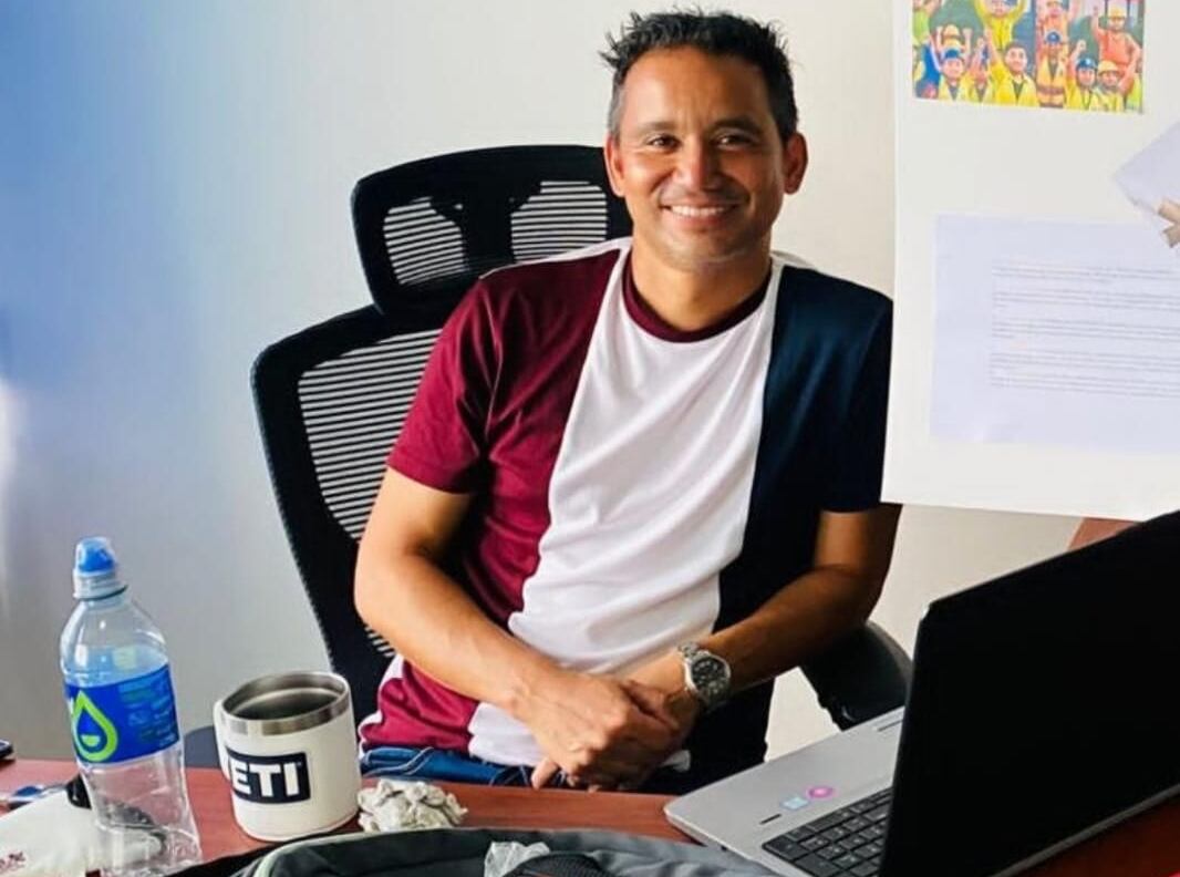 José Villalobos Chan es licenciado en ingeniería industrial. Además, esta sacando una maestría en administración de negocios. Desde hace seis años es profesor en la Universidad Americana de Costa Rica (UAM).