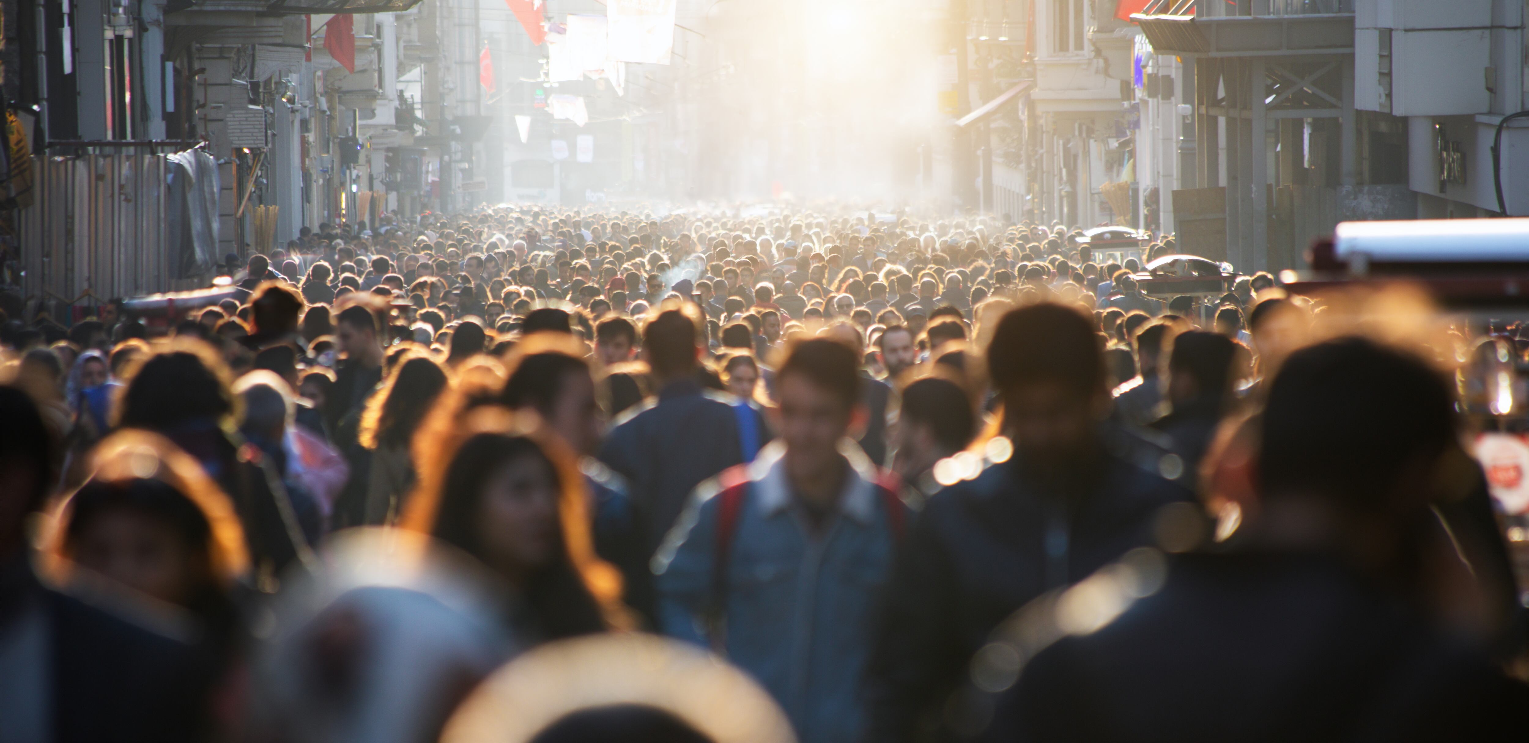 Multitud, muchedumbre, gente caminando por la calle, rostros irreconocibles