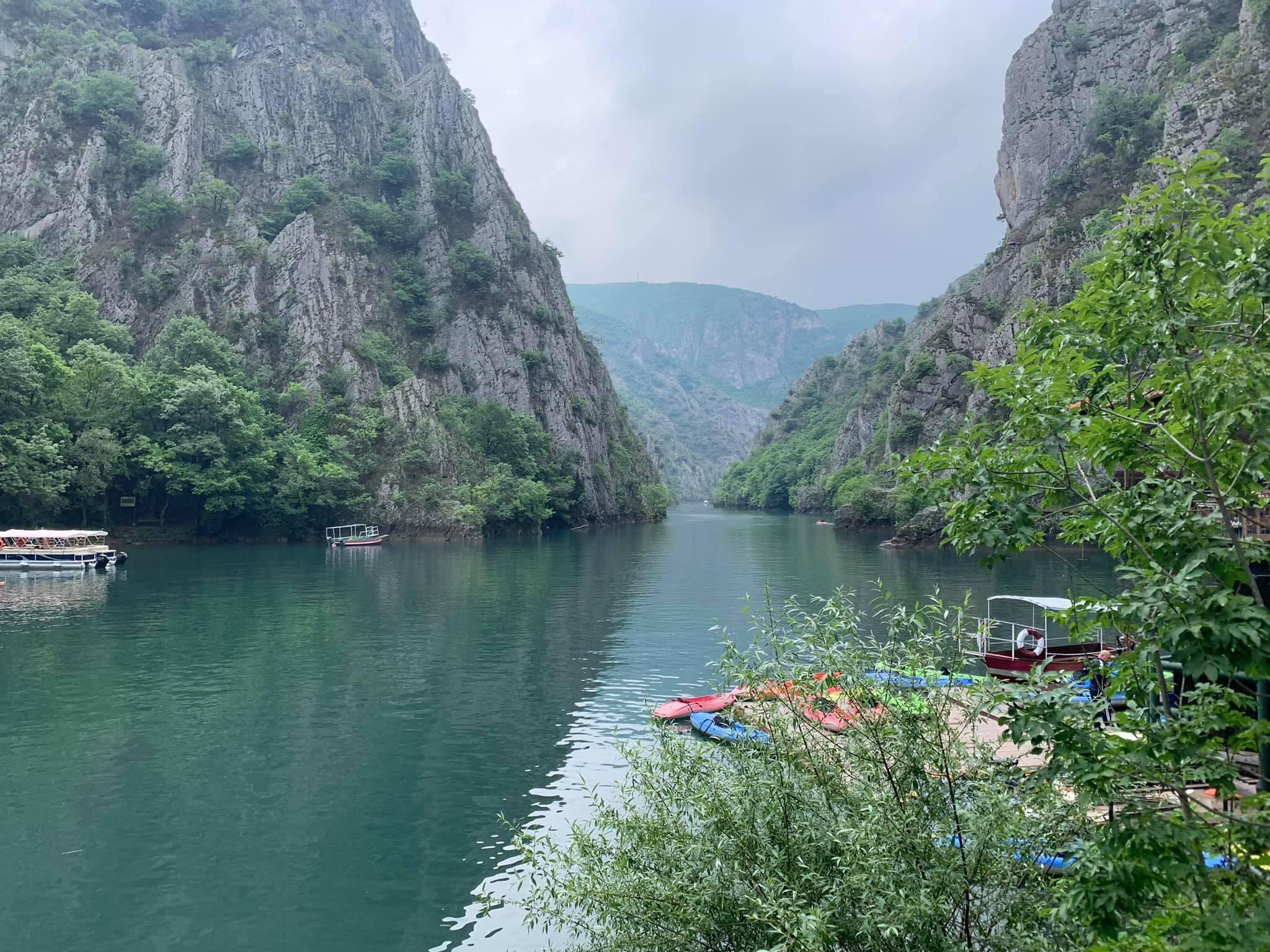 El gran cañón y lago de Matka se ubica a unos 17 kilómetros de Skopje, la capital de Macedonia del Norte.