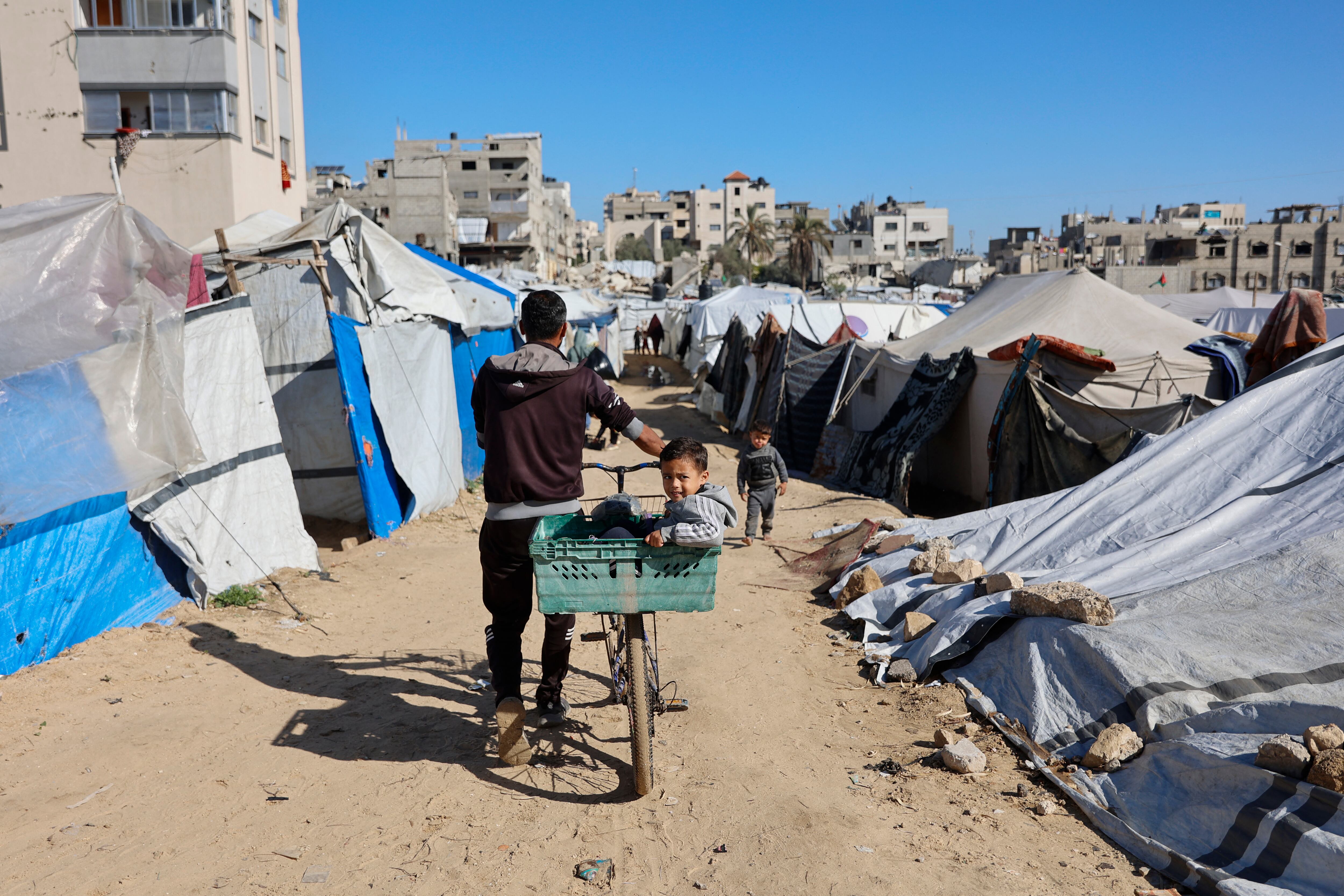 Vista de los refugios de tiendas de campaña que albergan a familias palestinas desplazadas, en la ciudad de Gaza, este 11 de enero. La mayoría de los 2,4 millones de habitantes de Gaza han sido desplazados, a menudo varias veces, por la guerra que comenzó con el ataque de Hamás al sur de Israel el 7 de octubre de 2023. Fotografía: