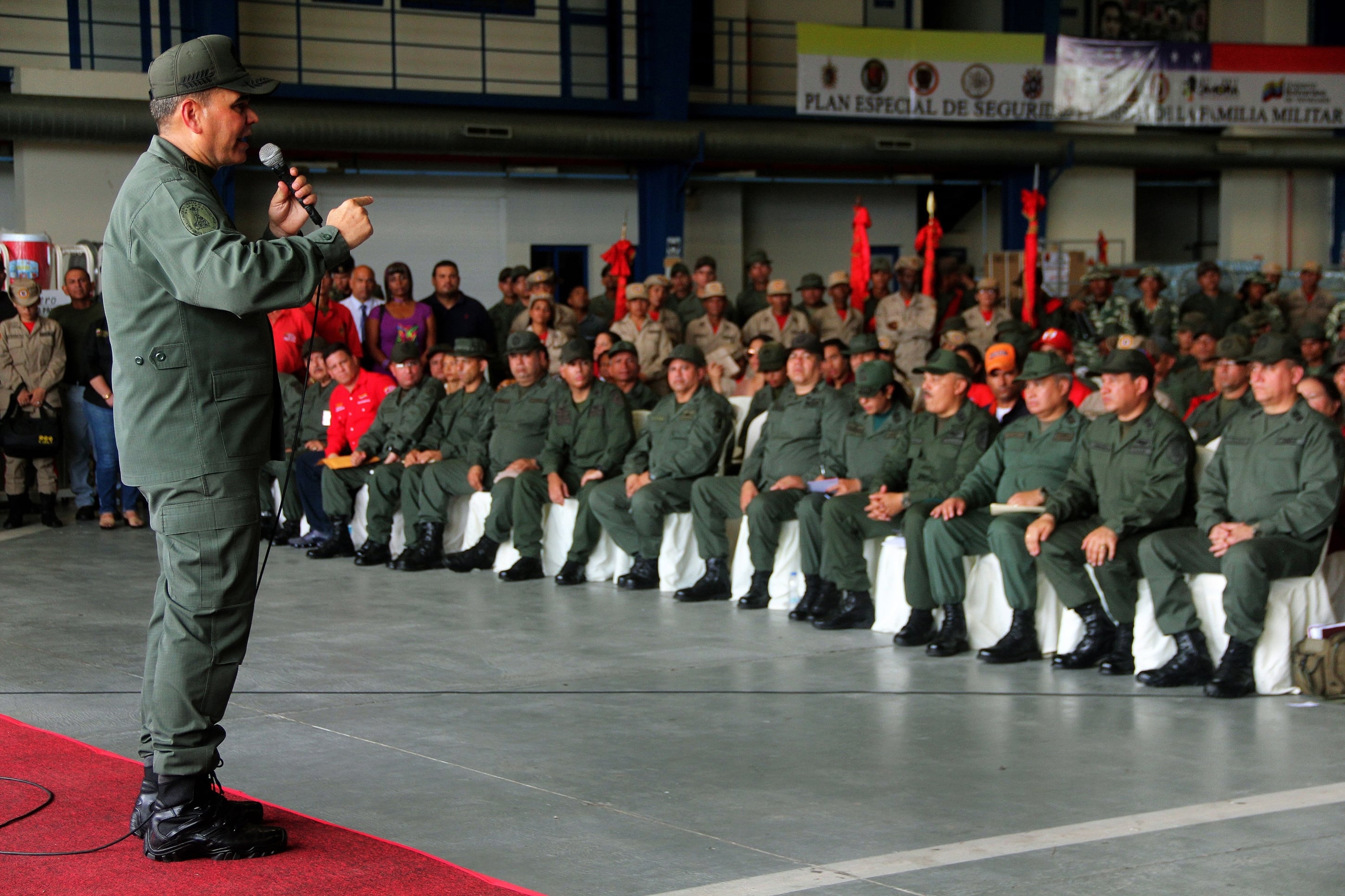 5 de setiembre 2025. El ministro de Defensa de Venezuela, Vladimir Padrino López, en Maracaibo, dando instrucciones a pilotos de combate de naves F-16 en la base aérea Rafael Urdaneta.