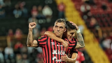 Alajuelense compra tiempo y se aferra a la fe de un milagro