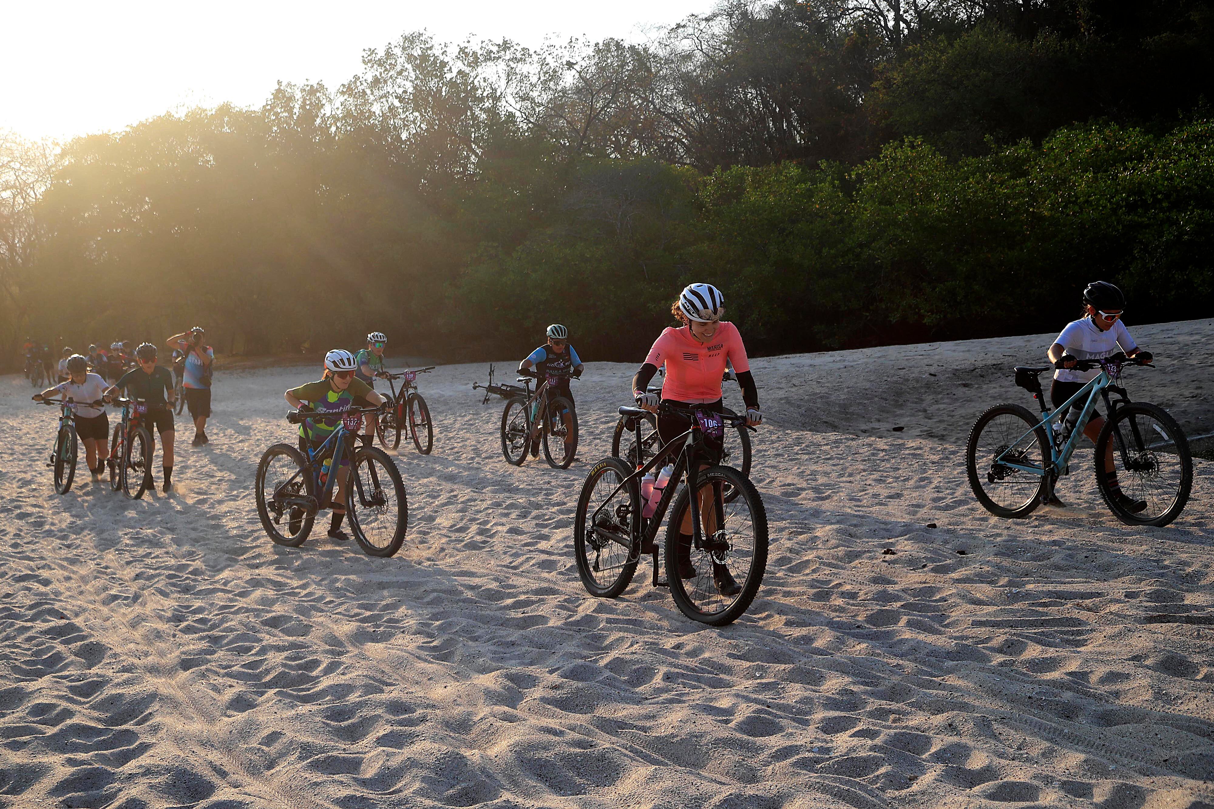 09/03/2024 Reserva Conchal, Guanacaste. Este sábado se realizó la primera etapa del Kivelix Kölbi Trophy 2024, una competencia de ciclismo de montaña femenino, que contó con la participación de 192 ciclistas quienes recorrieron calles, trillos y playa por aproximadamente 35 kilómetros para conmemorar el Día Internacional de la Mujer. Foto: Rafael Pacheco Granados
