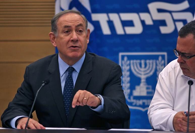 El primer ministro de Israel, Benjamín Netanyahu, reunido el lunes con miembros de su partido Likud en la Kneset, en Jerusalén.