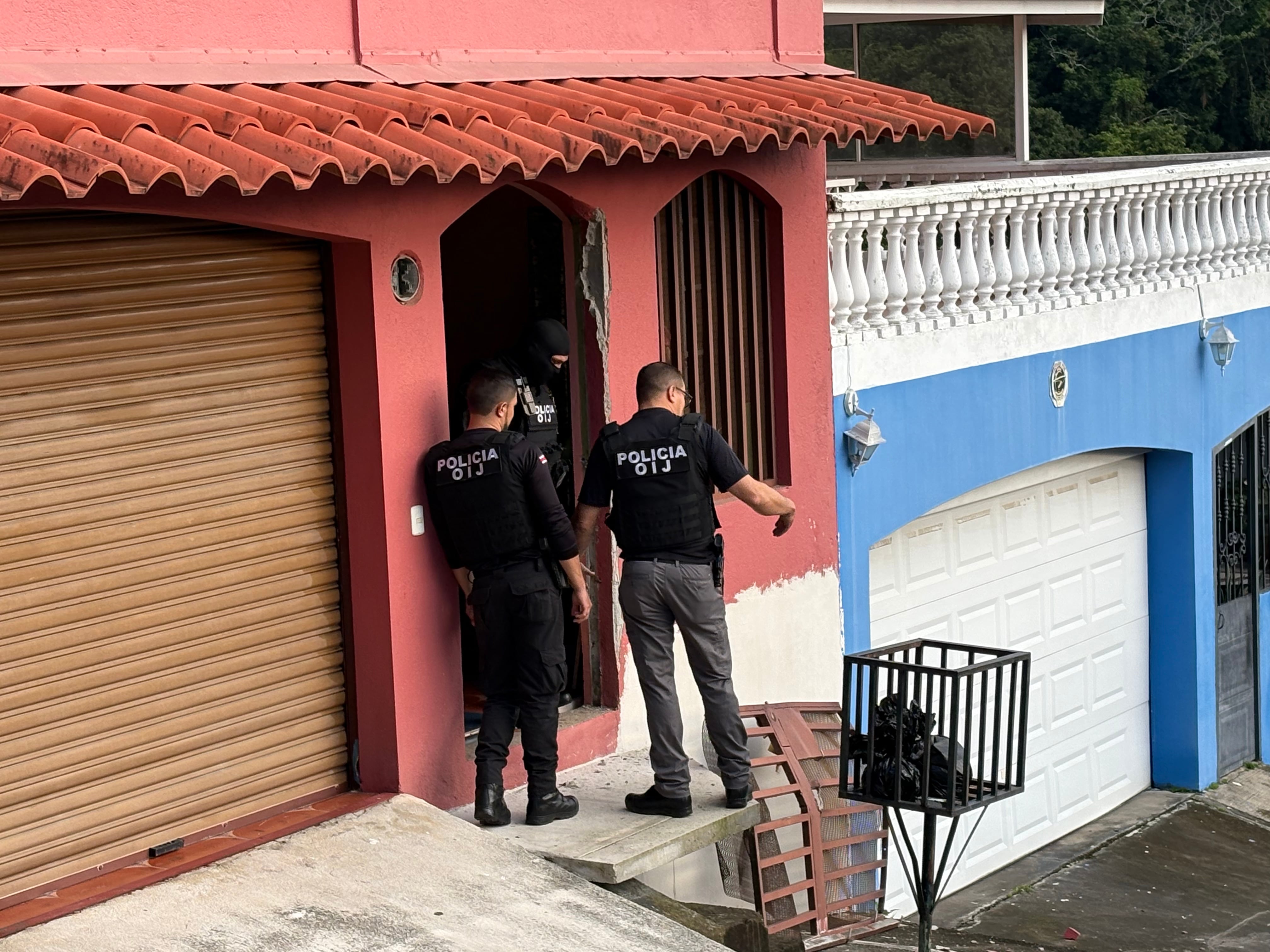 Allanamiento en la vivienda del principal sospechoso, ubicada en el residencial Parques del Norte, en Tibás.