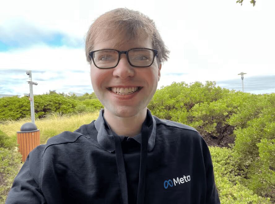 Matt Deitke, investigador de 24 años, se une a Meta con un contrato de $250 millones para liderar el desarrollo de inteligencia artificial avanzada.