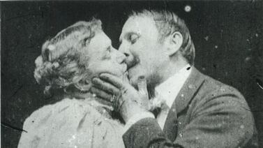 Estudio revela sorprendente historia del beso: Llevamos al menos 16 millones de años haciendo lo mismo