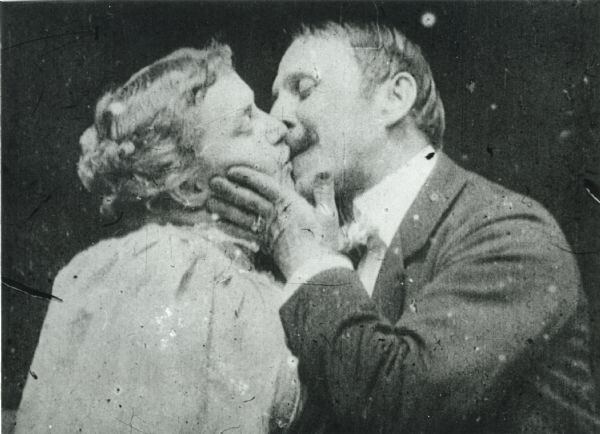 Un fotograma ampliado de la película muda de 1896 de Thomas Edison, “The Kiss”, en la que May Irwin y John C. Rice recrean la controvertida escena final de la obra “The Widow Jones”, en la que habían protagonizado en 1895.