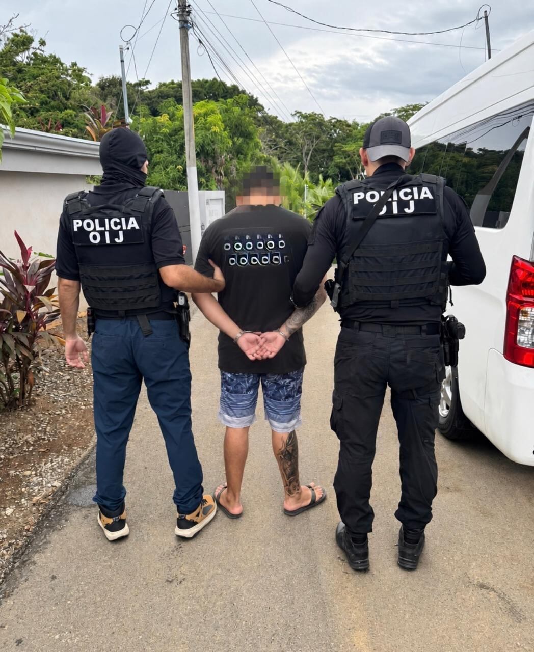 Fotos de decomisos y detenido por casos de homicidios en Quepos, incluyendo el de un bebé de año y nueve meses quien fue víctima colateral.