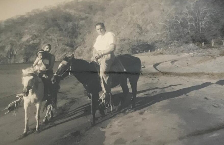 Magistrada junto a sus padres en las playas del Coco, Guanacaste.