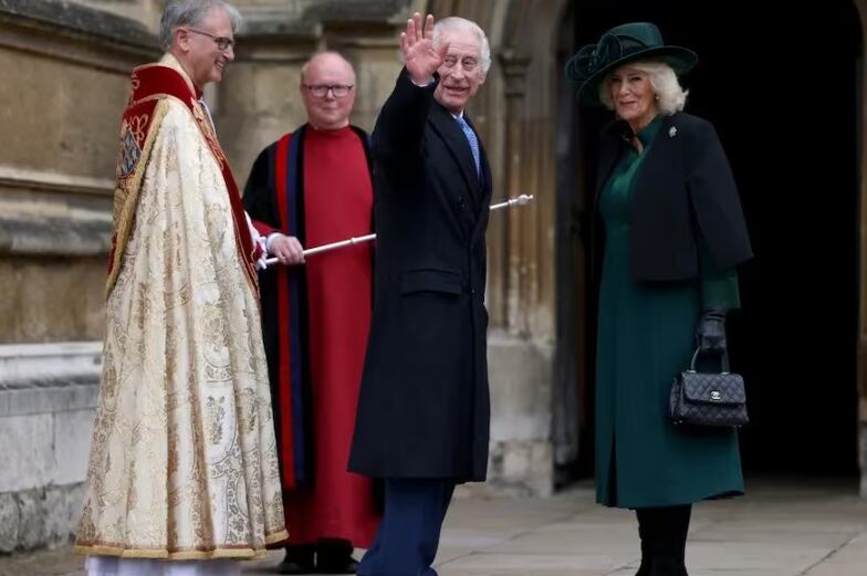 El rey Carlos III y la reina consorte Camila durante la misa por Pascua. Foto: Hollie Adams
