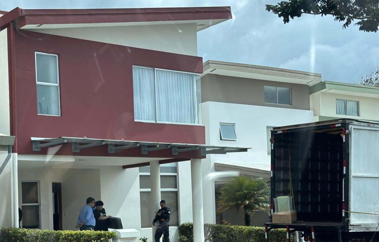 Un desalojo se dio este jueves en la vivienda de Federico "Choreco" Cruz.