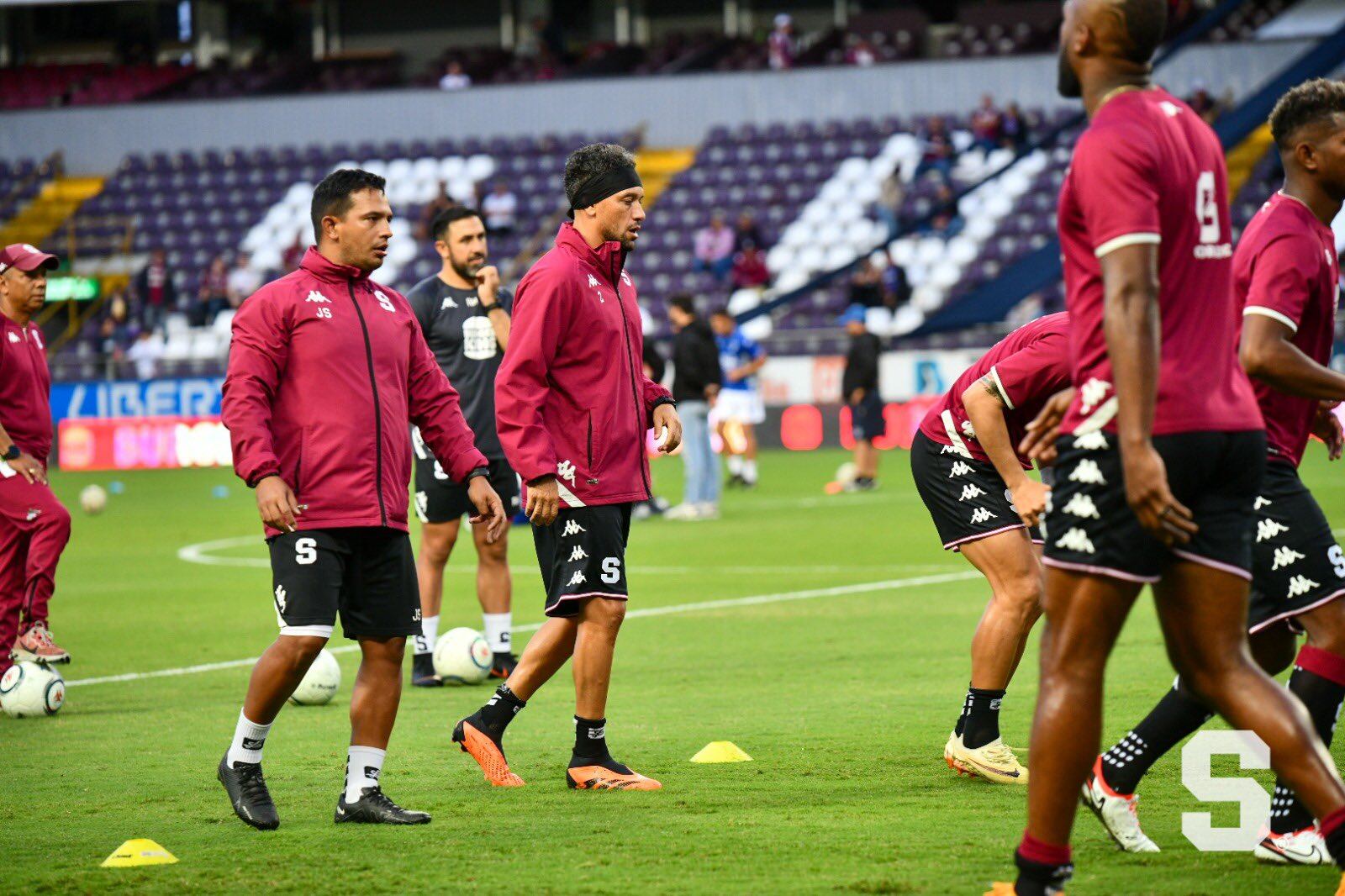Christian Bolaños volvió a ser titular con Saprissa. El equipo morado juega contra Grecia.