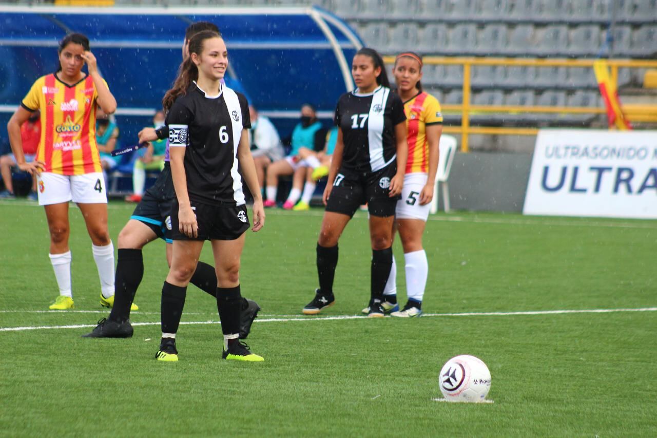 Hillary Barquero tiene talento como futbolista.