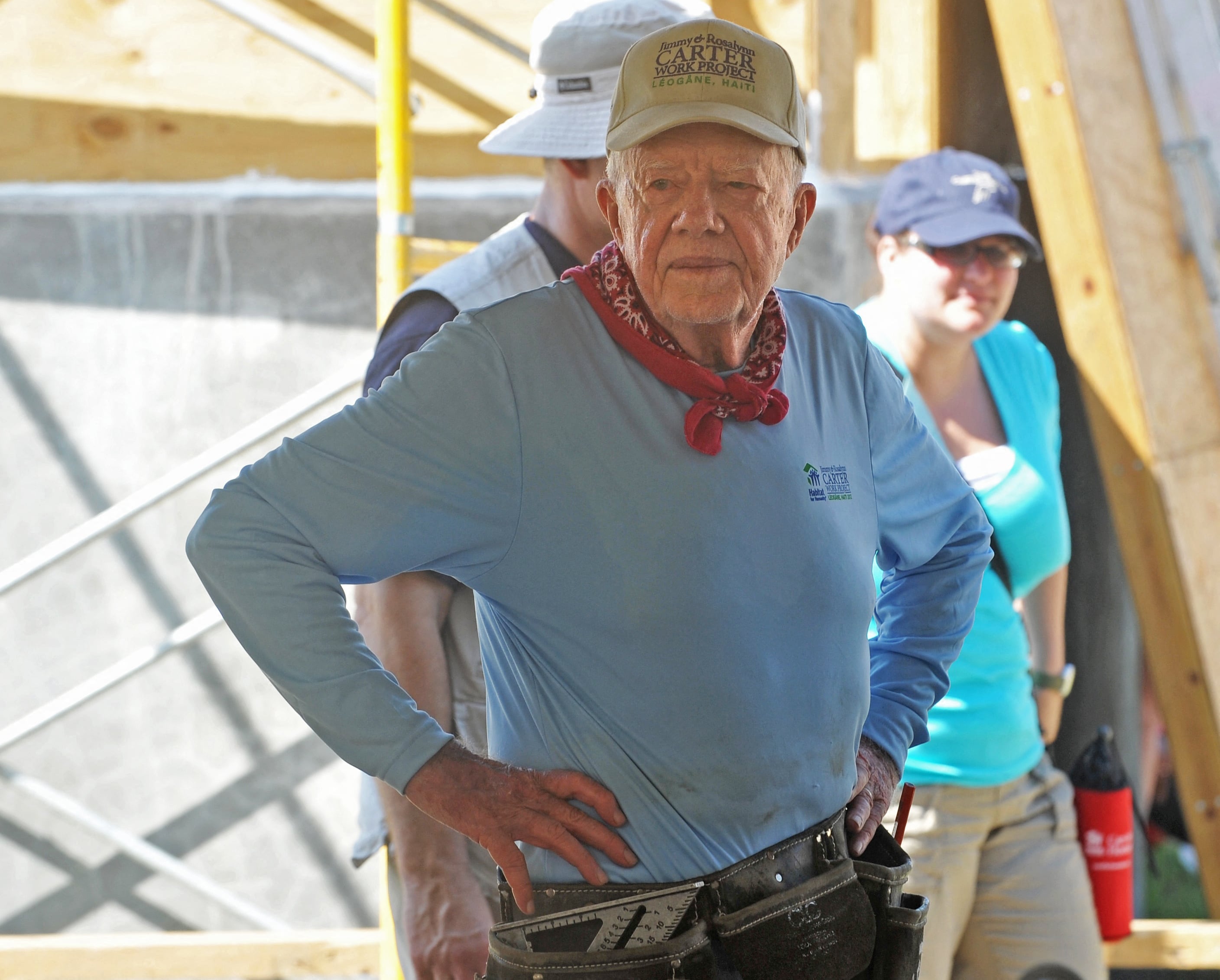 El expresidente estadounidense Jimmy Carter ayuda a construir una casa mientras visita el sitio de construcción de casas que está construyendo la fundación Habitat for Humanity de Carter para las víctimas del terremoto de enero de 2010 en Leogane, 33 km al sur de Puerto Príncipe, el 26 de noviembre de 2012.