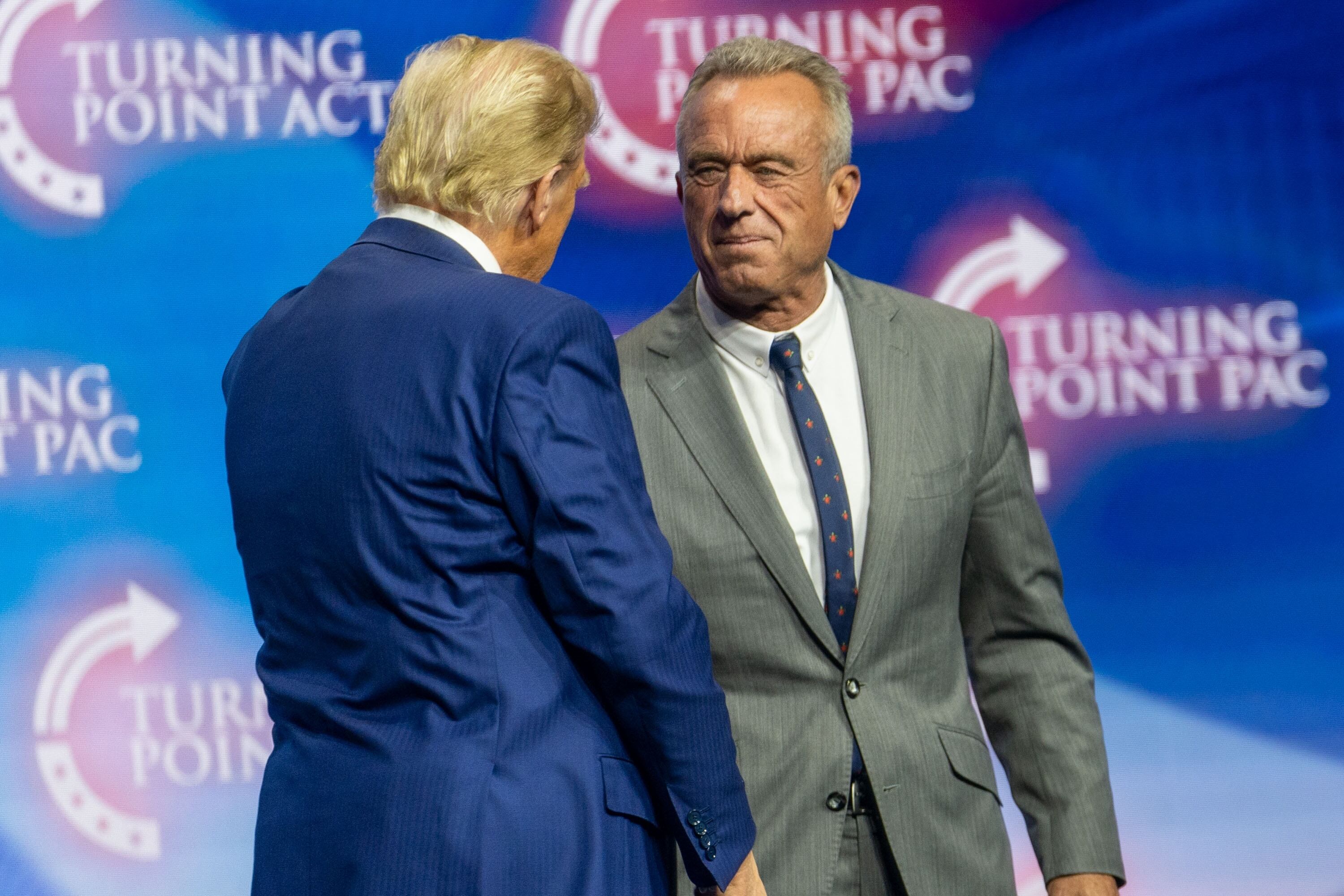 Robert F. Kennedy Jr. y Donald Trump en rally preelecciones 2024, en el Gas South Arena, en Georgia. Octubre 2024