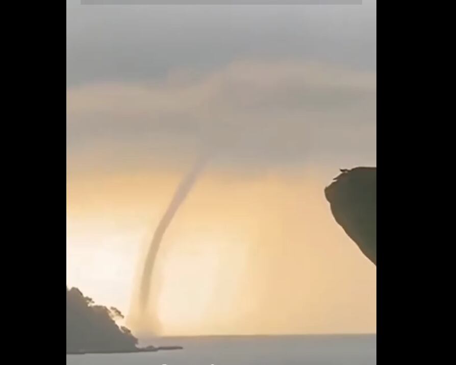 Fenómenos como esta tromba captada el 25 de abril frente a bahía Drake en Osa, podrían ser repetitivos pues en el Pacífico sur esta semana queda establecida la estación lluviosa. Foto: Cortesía.