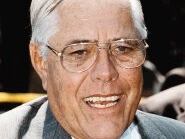 Retrato de primer plano de hombre mayo con saco y corbata